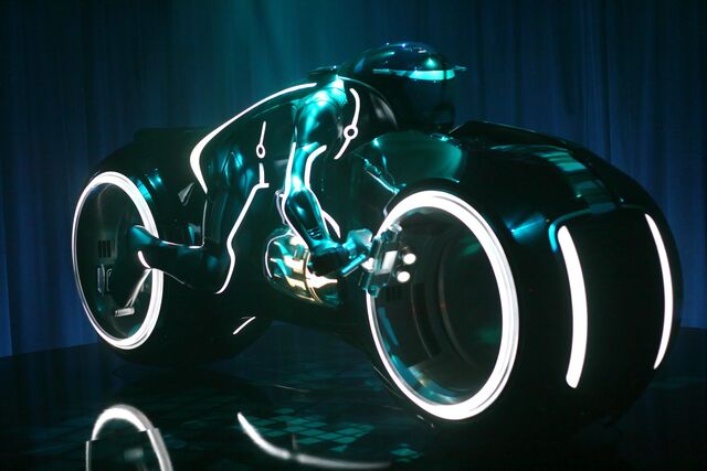 File:Tron legacy light cycle 204961 20090725.jpg
