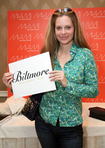 File:Kristin+Bauer+HBO+Luxury+Lounge+Honor+66th+Qn8MkAHtNEkl.jpg