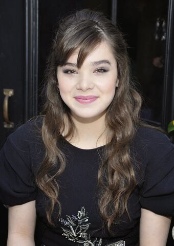 File:Hailee-Steinfeld-Pre-GG-Luncheon.jpg