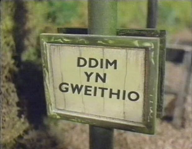 File:ThomasGoesFishing10(Welsh).jpg