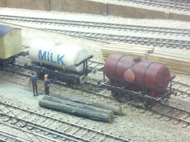 File:TidmouthMilkandRaspberrySyrupTankerDraytonManor.jpg