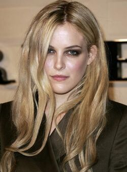 Riley Keough 2