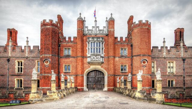 File:Hampton-Court-with-the-Kings-Beasts.jpg