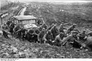 Bundesarchiv Bild 146-1981-149-34A, Russland, Herausziehen eines Autos-1-