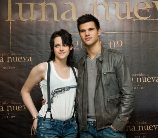 File:Kristen-stewart-taylor-lautner-diesel-08.jpg