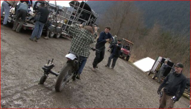 File:Behind-The-Scenes-New-Moon-twilight-series-21778485-1079-618.jpg