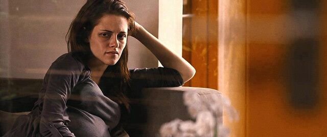 File:Bella looks at edward.jpg