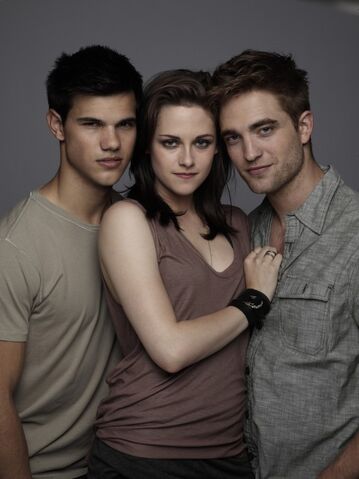 File:Entertainment-Weekly-Outtakes-Of-Robert-Pattinson-Taylor-Lautner-Kristen-Stewart-2010-kristen-stewart-and-taylor-lautner-15734211-560-747.jpg