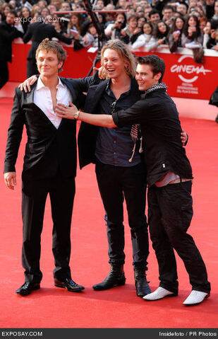 File:Charlie-bewley-jamie-campbell-bower-and-IYKpmE.jpg