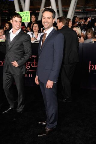 File:Breaking-dawn-cast-red-carpet-11152011-45-430x645.jpg