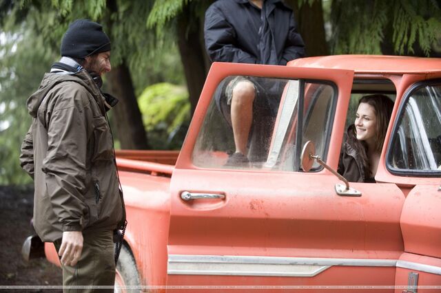File:New-Moon-Behind-the-Scenes-Stills-edward-and-bella-9121191-2560-1703.jpg