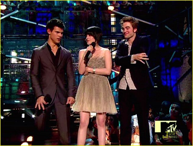File:Kristen-Stewart-Robert-Pattinson-and-Taylor-Lautner-at-the-VMAs-2009-twilight-series-8155106-1222-926.jpg