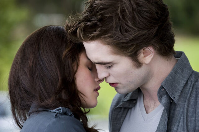 File:NewMoonBellaEdward1.jpg