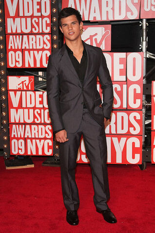 File:Taylor-at-the-VMA-s-jacob-black-8147433-365-550.jpg