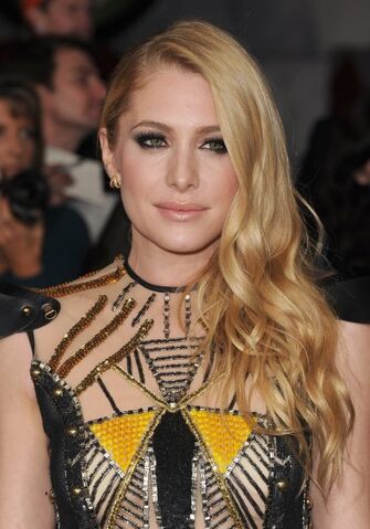 File:Breaking-dawn-cast-red-carpet-11152011-23-430x615.jpg