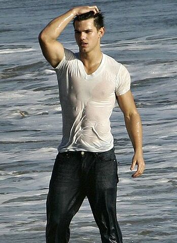 File:Water-hotties-taylor-lautner 400x550.jpg