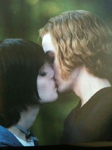 File:Alice-and-Jasper-KISS-Eclipse-companion-still-alice-and-jasper-13196330-480-640.jpg