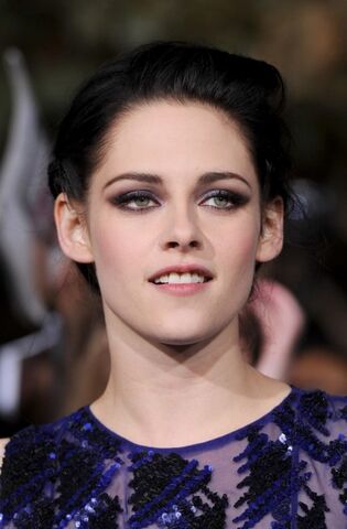File:Kristen-stewart-breaking-dawn-premiere-red-carpet-11142011-73-430x655.jpg