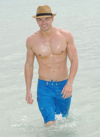 File:Water-hotties-kellan-lutz 400x550.jpg