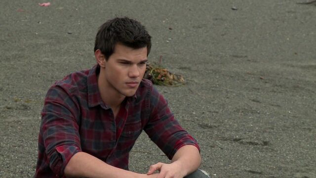 File:Behind-the-scenes-jacob-black-26508332-1920-1080.jpg