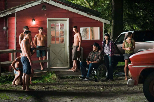 File:Julia-jones-boo-boo-stewart-alex-meraz-tyson-houseman-the-twilight-saga-eclipse.jpg