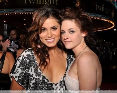File:NikkiReedKristenStewart.jpg
