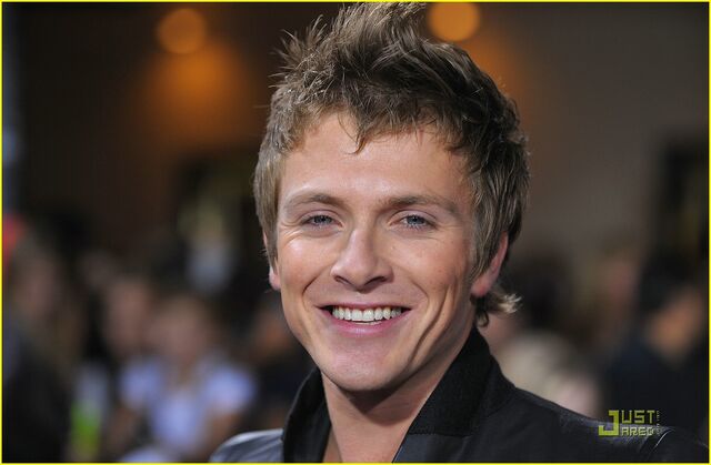 File:Charlie-bewley-dakota-fanning-eyes-01.jpg