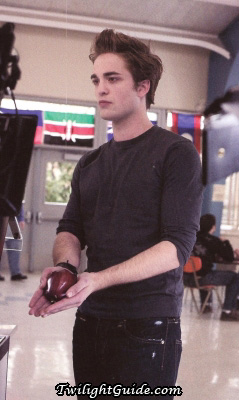 File:Edward-cullen-apple.jpg