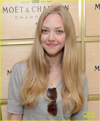 File:Amanda-seyfried-us-open-ice-cream-cone-02.jpg