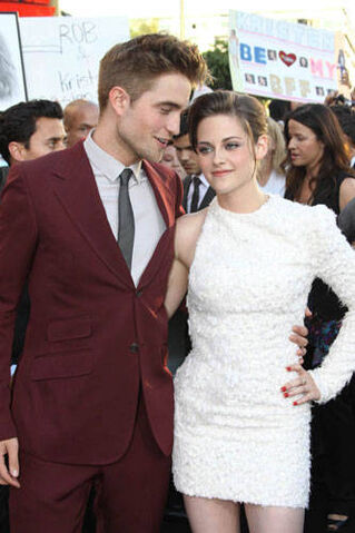 File:Robert-pattinson-kristen-stewart-eclipse-premiere.jpg