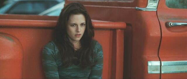 File:Bella-New-Moon-caps-bella-swan-9744097-1024-433.jpg