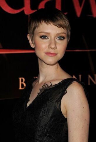File:Breaking-dawn-cast-red-carpet-Actress Valorie Curry.jpg