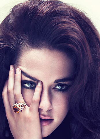 File:Cess-kristen-stewart-cover-story-03-v.jpg