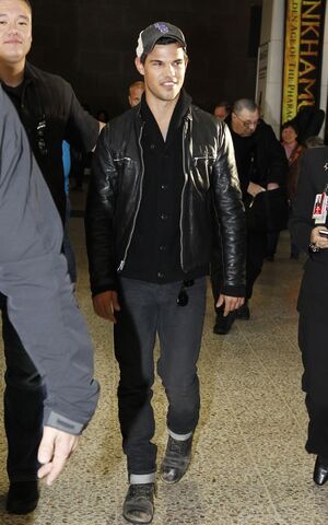 File:Taylor-lautner-072111-2.jpg