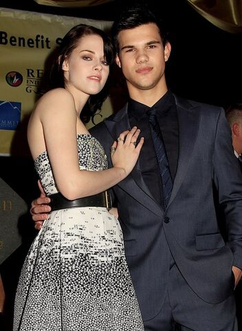 File:Gallery main-kristen-stewart-taylor-lautner-new-moon-knoxville-photos-11182009-02.jpg