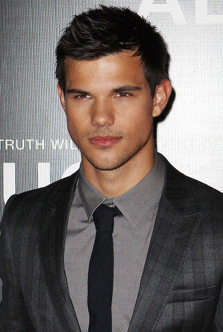 File:Taylor-lautner-sydney-abduction-premiere-11.jpg