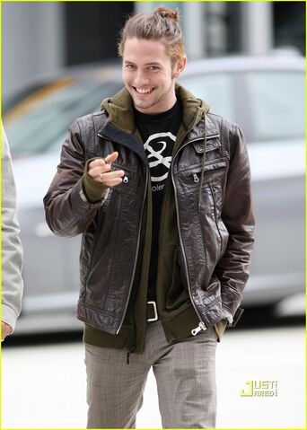 File:Xavier-samuel-jackson-rathbone-downtown-06.jpg
