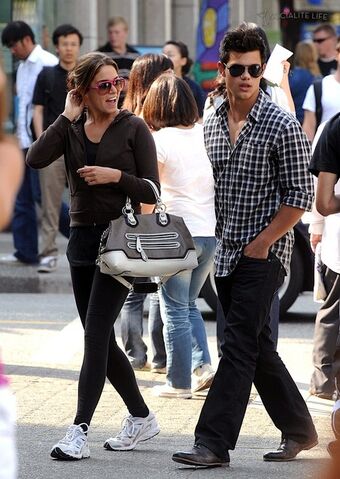 File:Gallery main-taylor-lautner-fans-nikki-reed-vancouver-08052009-01.jpg