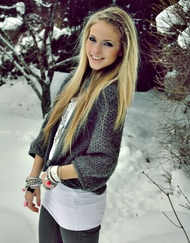 File:Blonde Haired Girl.jpg