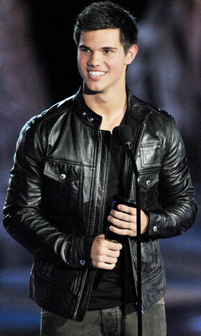 File:Taylor lautner scream awards 18.jpg
