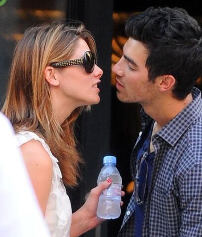 File:Joe-jonas-ashley-greene-kissing.jpg