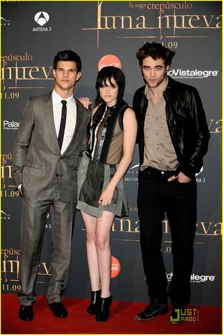File:Kristen-stewart-taylor-lautner-robert-pattinson-madrid-061.jpg