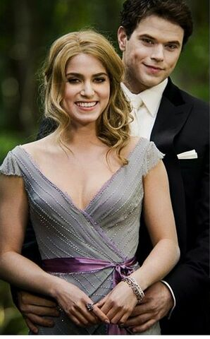 Datei:Rosalie und Emmett bei der Hochzeit.jpg