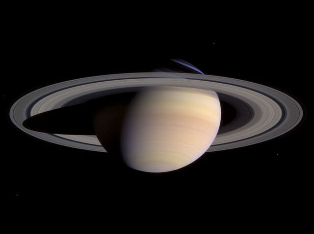 Plik:800px-Saturn-cassini-March-27-2004.jpg
