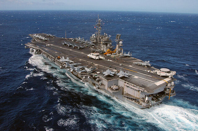 Datei:800px-USS Kitty Hawk (CV-63) port stern 2007-1-.jpg