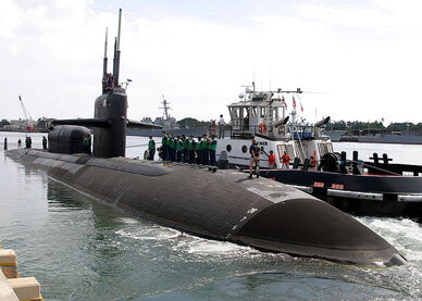 0px-US Navy 040223-N-5539C-001 A tug gently guides the nuclear-powered Los Angeles-class attack submarine USS La Jolla (SSN 701) away from its pier-2-.jpg