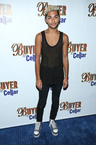 File:Mark Indelicato Buyer Cellar Opening Night 5UEaJiu20fYl.jpg