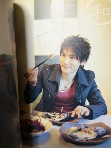 File:Hiroshi shows the food.jpg