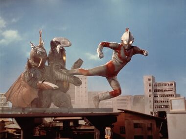 File:Ultraman v Zetton v Bat.jpg