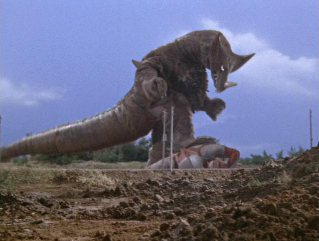 File:Gomora vs Ultraman.png